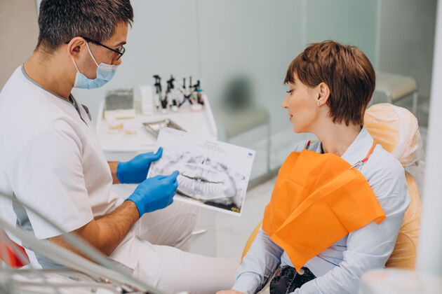 口腔女病人看牙医要注意牙齿卫生患者健康卫生