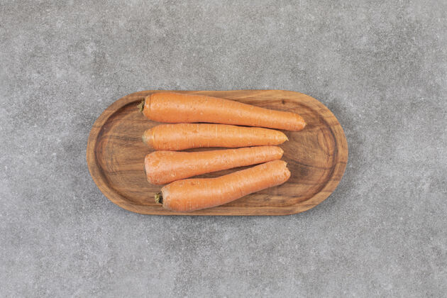食物放在石头表面的新鲜甜胡萝卜木板鲜亮蔬菜美味