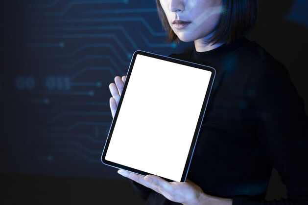 屏幕亚洲女性展示平板电脑白屏创新未来科技商业未来派设备