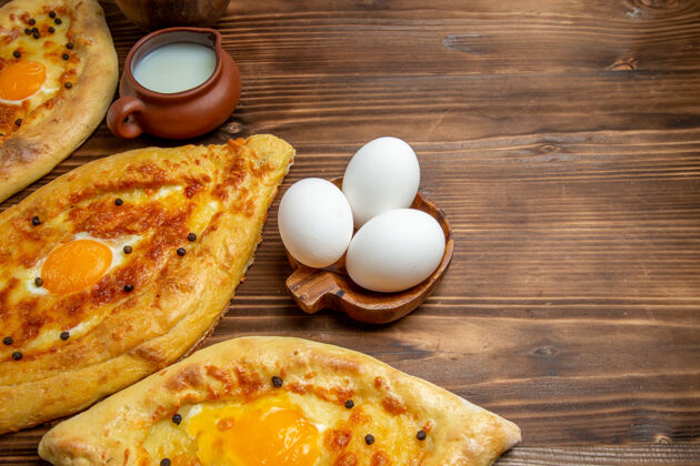 早餐顶视图近距离观察烤鸡蛋面包新鲜的木制表面上烤箱面团鸡蛋面包早餐面包晚餐烘焙午餐