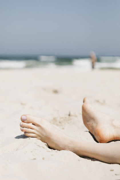 海滩在沙滩上放松的女人波罗的海游客度假