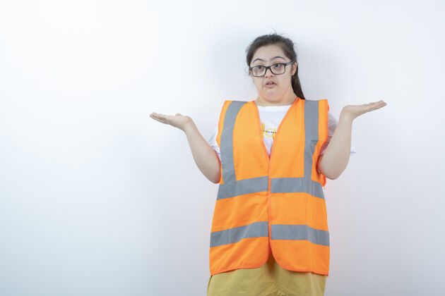 女性戴着眼镜的年轻女工程师在白墙上拿着空地工程师残疾表情