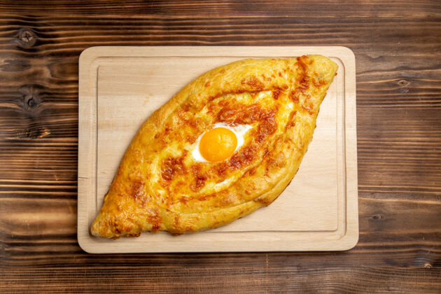 烘焙食品顶视图烤面包与煮熟的鸡蛋在木制表面面包面包包食物早餐面团馒头奶酪鸡蛋