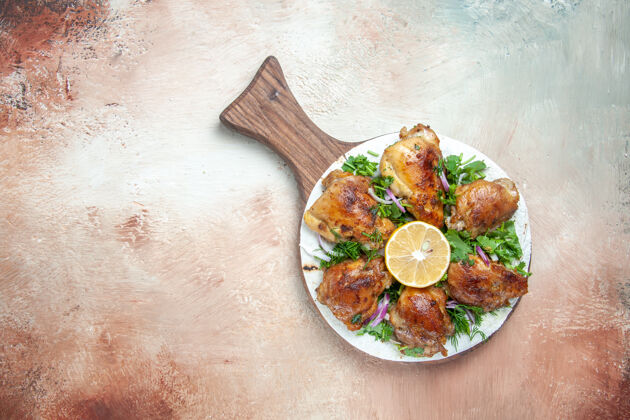 柠檬鸡肉俯视图切菜板上有柠檬香草洋葱的开胃鸡肉胡椒餐厅美味