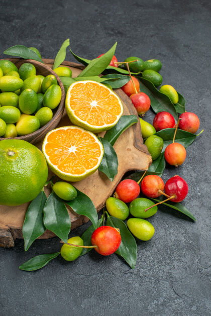 食物水果樱桃柑橘类水果放在黑板上的深色桌子上深色苹果柠檬