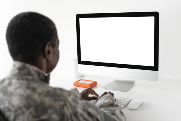 屏幕军官使用计算机军队技术无线无线设备士兵