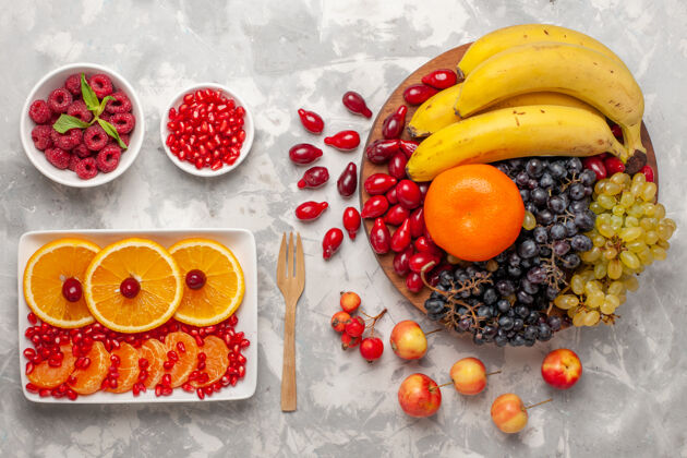果汁顶视图新鲜水果组成山茱萸葡萄香蕉和橘子白色表面水果维生素果汁醇厚维生素早餐香蕉醇的