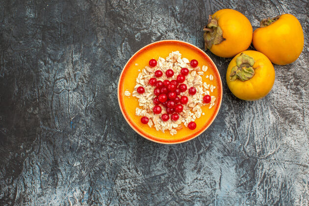 多汁顶部特写查看浆果浆果在碗旁边的三个开胃柿子柑橘蔬菜素食