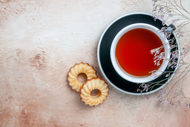 特写顶部特写镜头一杯茶一杯开胃的茶饼干卡布奇诺红茶食物