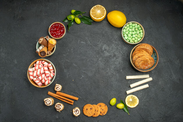 健康糖果 果酱 柑橘 水果和树叶的俯视图糖果 饼干呈圆形排列食物柑橘圆形