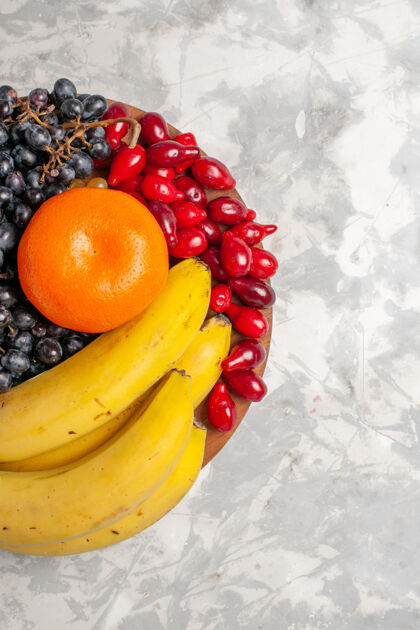 生的顶视图新鲜水果组成香蕉山茱萸和葡萄白表面水果浆果新鲜维生素葡萄视野苹果