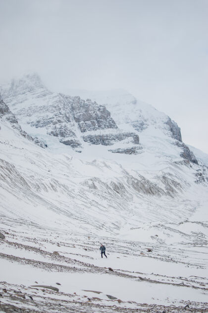 冰在冰山上跋涉的人人自然徒步旅行者
