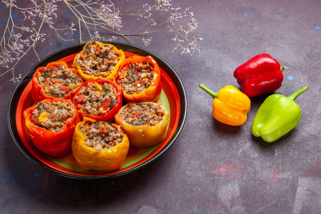 生的前视图煮熟的甜椒与地面上的灰色肉面餐多尔玛牛肉食品蔬菜肉西红柿蔬菜景观