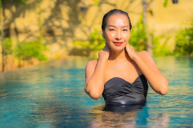 女人美丽的亚洲年轻女子在游泳池里放松的画像游泳人美丽