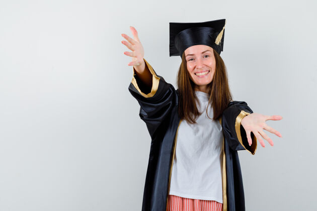 大学毕业妇女的肖像张开双臂拥抱在休闲服 制服 并期待愉快的前视图学校快乐大学