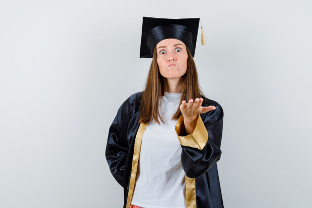 Campus女毕业生身着校服 便装伸出手 摆出质疑的姿态 神情愤怒 前视而去伸展程度成人