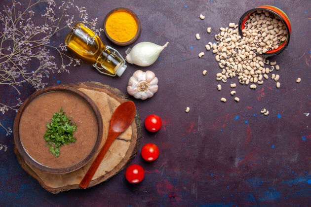 午餐俯瞰豆汤美味的煮熟的汤 表面用橄榄油涂上深色的汤 豆色辛辣的一餐颜色膳食盘子
