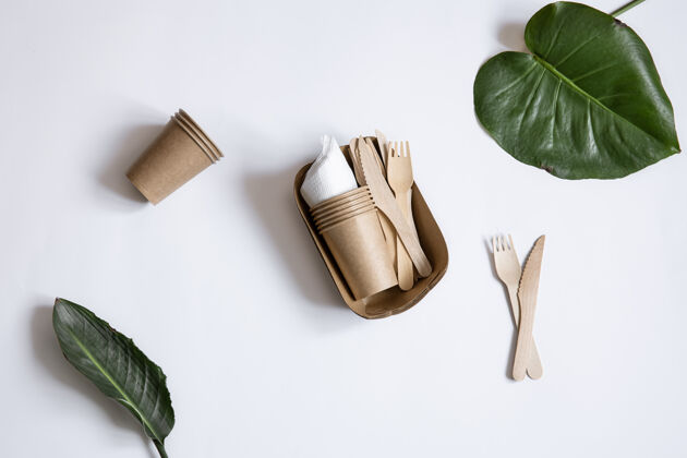 朋友用竹木和纸制成的生态一次性餐具杯子 刀叉是隔离的生态有机合成