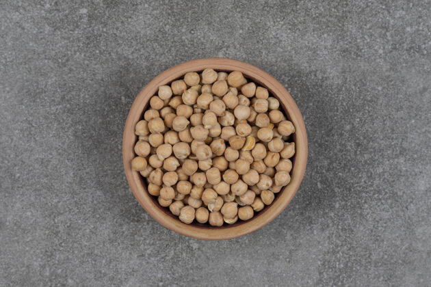 豌豆木制碗里的生黄豆营养的生的食品