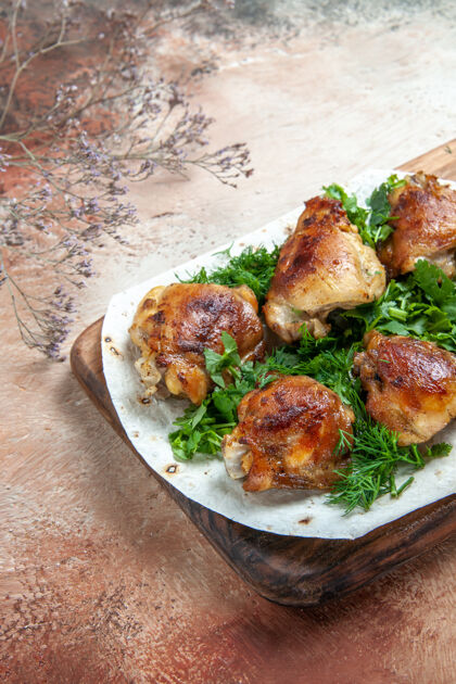 膳食在木制的砧板上放一块鸡肉和香草在拉瓦什上拉瓦什美味盘子