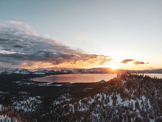 反射鸟瞰美丽的太浩湖拍摄的雪景日落在加利福尼亚州 美国风景水黄昏