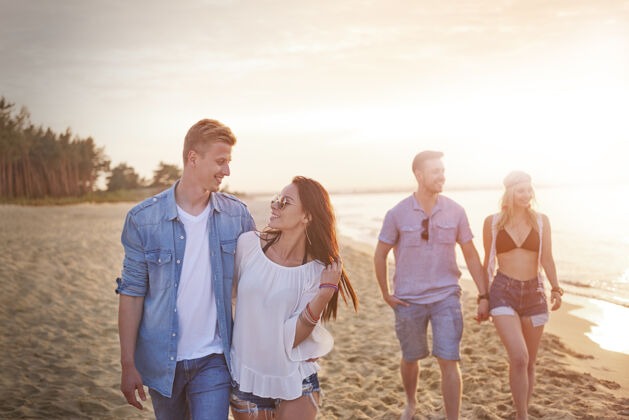 情侣特写年轻朋友在沙滩上玩得开心友谊男人女人