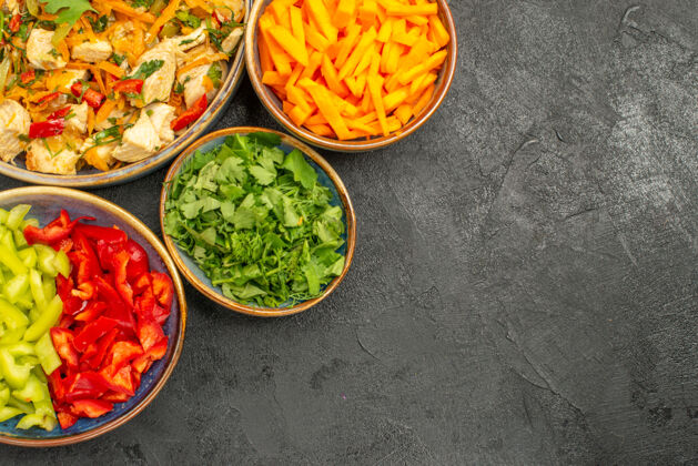 绿色顶视图鸡肉沙拉与蔬菜和蔬菜在黑暗的桌子沙拉健康一餐健康菜肴