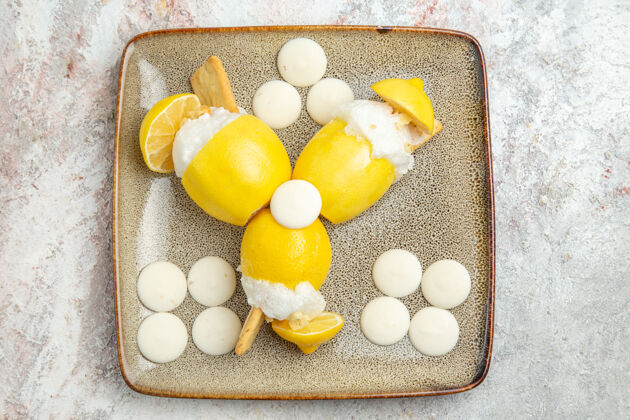果汁俯瞰柠檬鸡尾酒与白色糖果上的白色桌子水果饮料鸡尾酒果汁糖果健康烹饪