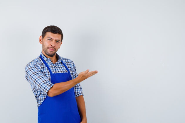 厨师穿着蓝色围裙和衬衫的年轻男厨师男士成人制服