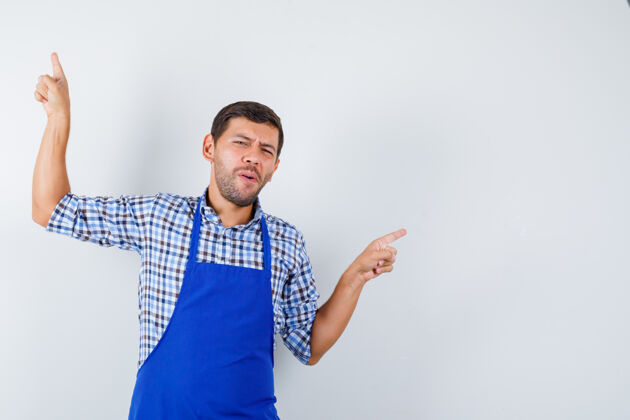 厨师穿着蓝色围裙和衬衫的年轻男厨师制服烹饪衬衫