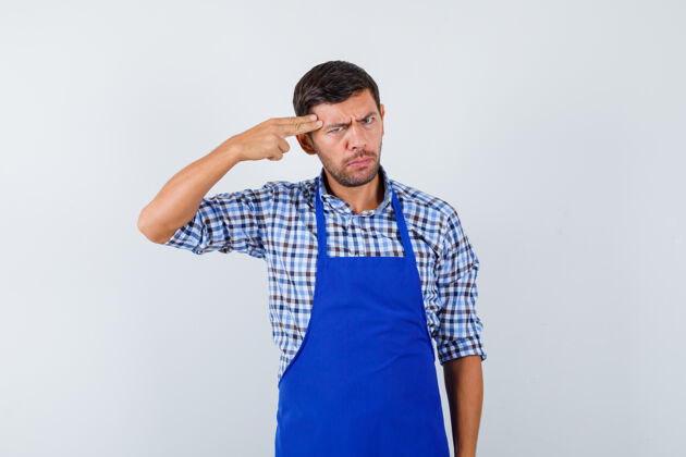 男士穿着蓝色围裙和衬衫的年轻男厨师男士围裙制服