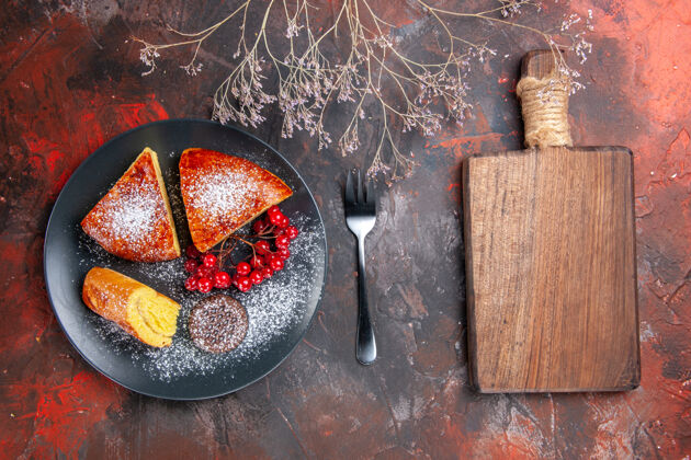 蛋糕俯瞰美味的切片馅饼与红色浆果在黑暗的桌子蛋糕糖果馅饼浆果工具钥匙