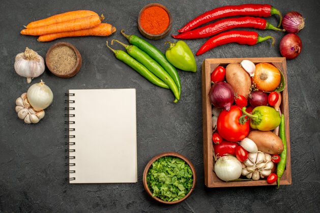西红柿顶视图新鲜蔬菜与绿色和大蒜在黑暗的桌子上成熟的沙拉颜色健康胡椒食物豌豆