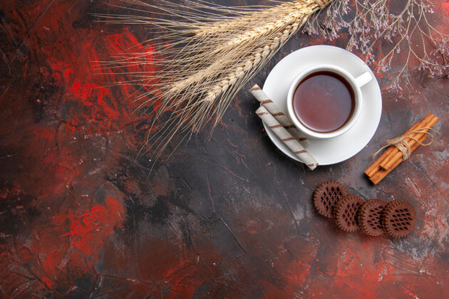 在黑暗的桌子上俯瞰一杯茶和甜饼浓缩咖啡食物深色的