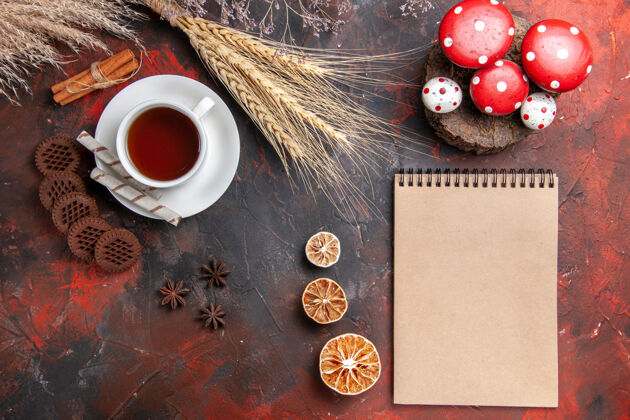 食品俯瞰一杯茶 黑桌子上有巧克力饼干饼干饼干茶传统纸巧克力