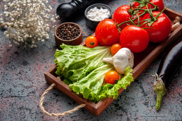 蔬菜前视图新鲜的红色西红柿与大蒜和绿色沙拉内木板蓝色背景西红柿沙拉绿色
