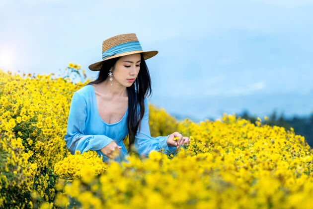 新鲜泰国清迈 美丽的女孩在菊花地里尽情享受春天收获肖像