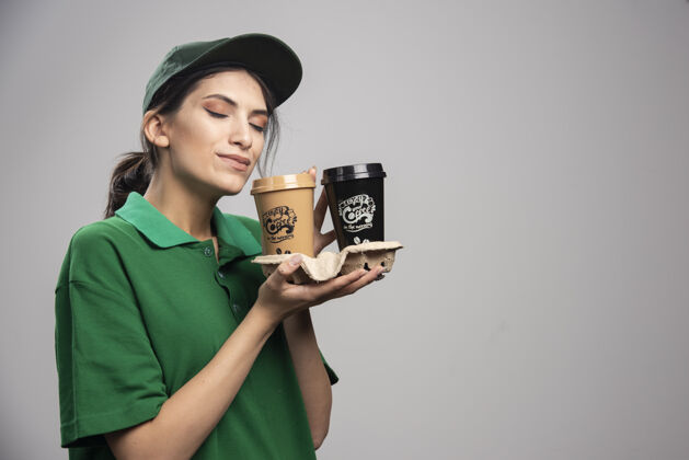 事业送货员闻到咖啡的味道工作女性女孩