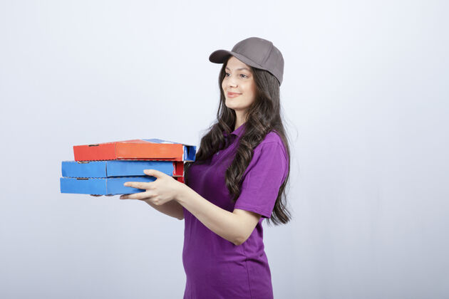 帽子穿着紫色制服的漂亮女送货员正在送披萨盒高质量的照片美容女士送货