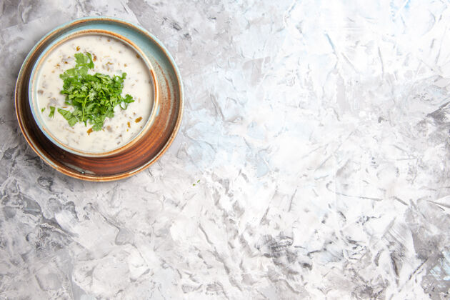 酸奶俯瞰美味的dovga酸奶汤与绿色内盘上的白色餐桌牛奶汤一餐墙材料里面