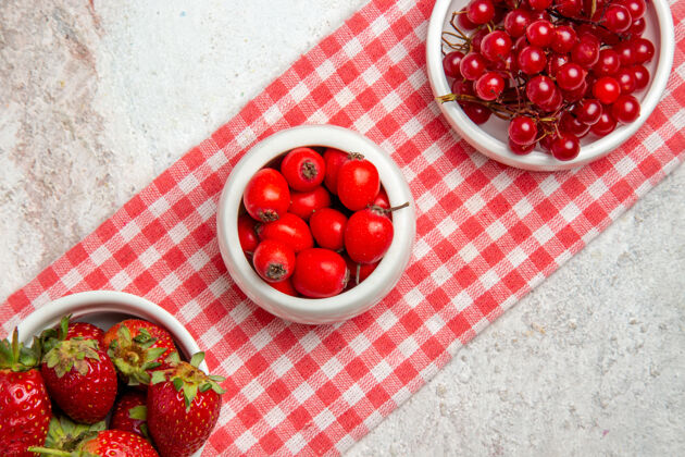 甜点顶视红色水果与浆果在一张浅白的桌子上新鲜水果浆果红色浆果多汁健康