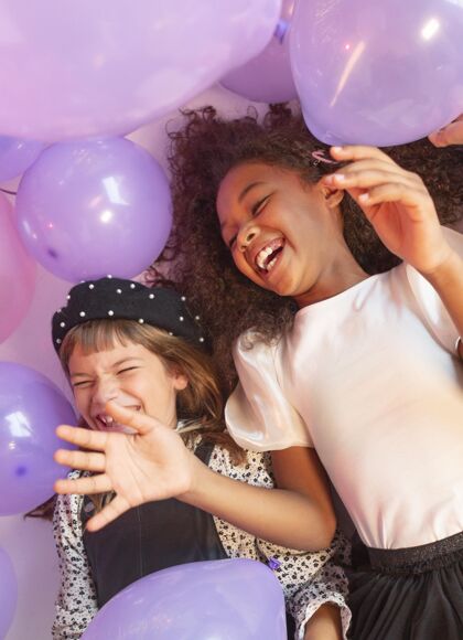 庆典用气球描绘聚会上的年轻女孩肖像节日气球