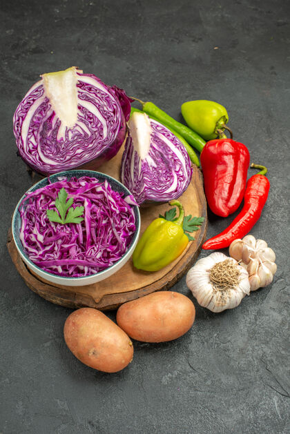 营养前视图红色卷心菜和新鲜蔬菜放在灰色的桌子上成熟的饮食健康沙拉红卷心菜前胡椒