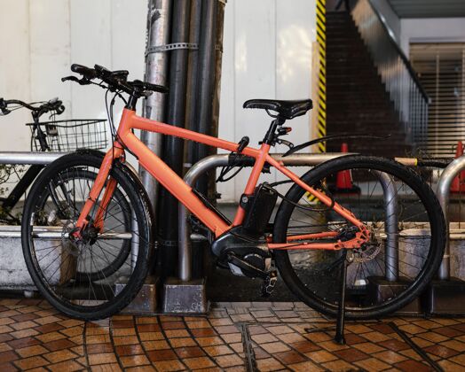 活动复古橙色自行车与黑色细节户外城市自行车