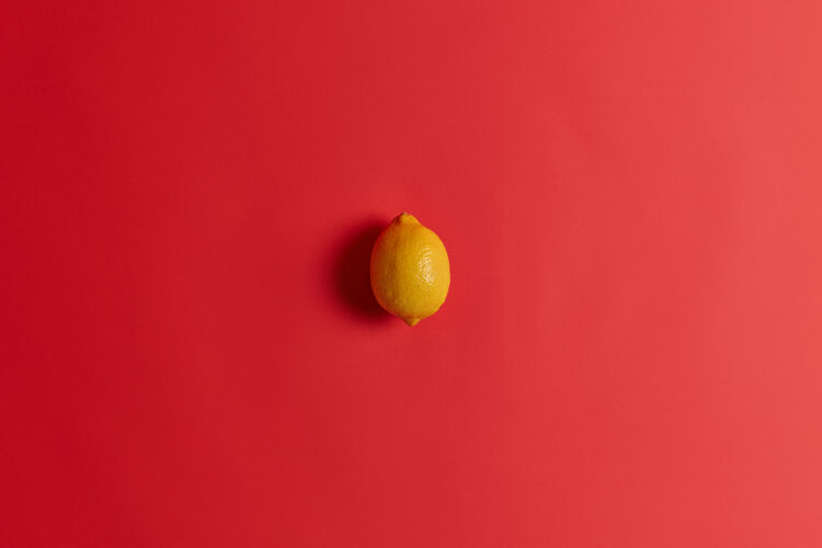 颜色新鲜的黄色酸柠檬 富含维生素c 叶酸 纤维和钾 增强免疫力 治疗感冒或流感多汁的热带柑橘类水果 红色背景顶部味道甜点