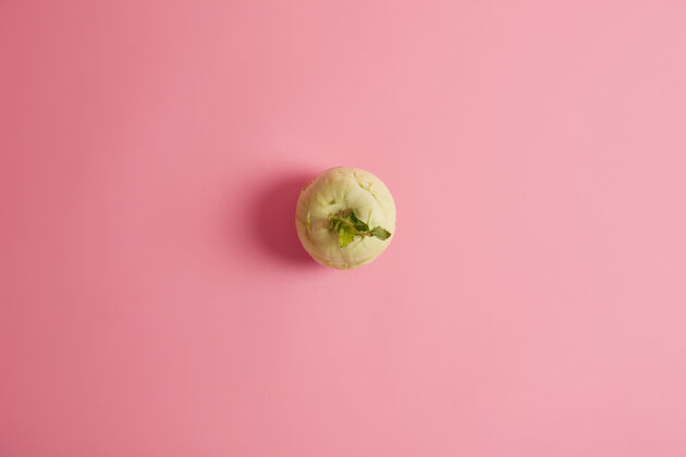 有机从花园里摘下的成熟白萝卜的头顶镜头 隔离在粉色背景上受欢迎的蔬菜有益健康 食用安全 热量低农业 营养理念开销顶部饮食
