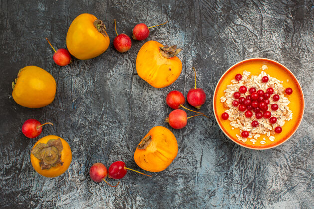 可食用水果顶部特写查看浆果开胃樱桃柿子旁边的一碗红醋栗浆果樱桃农产品