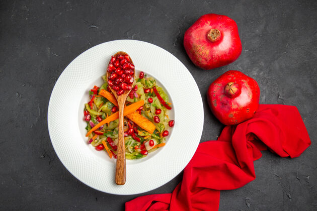 晚餐俯瞰石榴蔬菜沙拉红桌布石榴胡椒美味水果