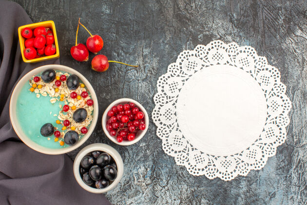 蓝莓顶部特写查看浆果燕麦色彩缤纷的浆果石榴在桌布蕾丝桌布上花边甜点节日