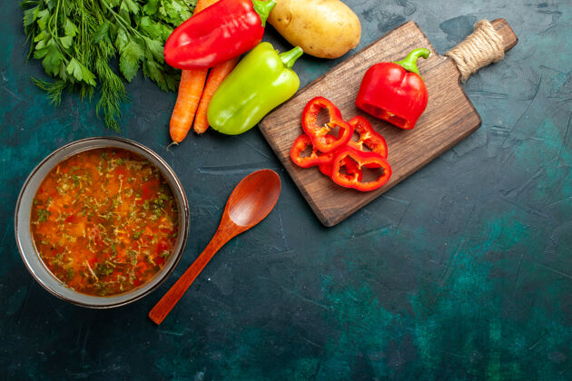 不同俯瞰美味的蔬菜汤与不同调味料的深绿色表面食品蔬菜汤配料产品生的番茄辣椒